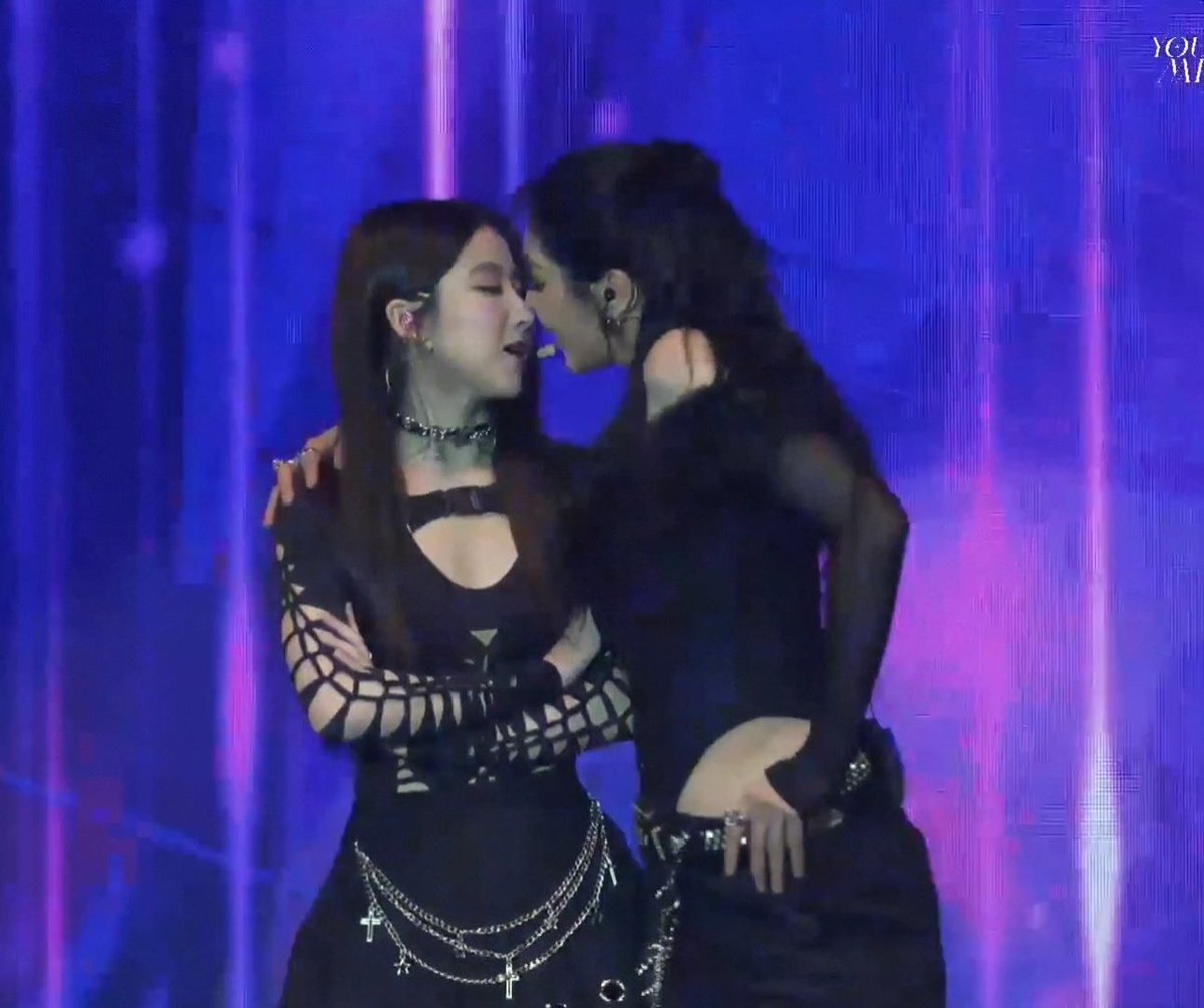 can't believe this happened just few minutes apart 😭

ENJOY FAYE BD PARTY 
#FayeYouAreMine