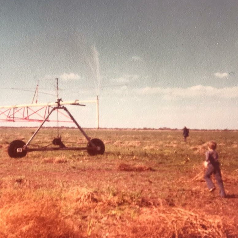 martinbaya's tweet photo. Catamarca 1978, corríamos para regular el avance del pivot de https://t.co/LUheSi4QTN