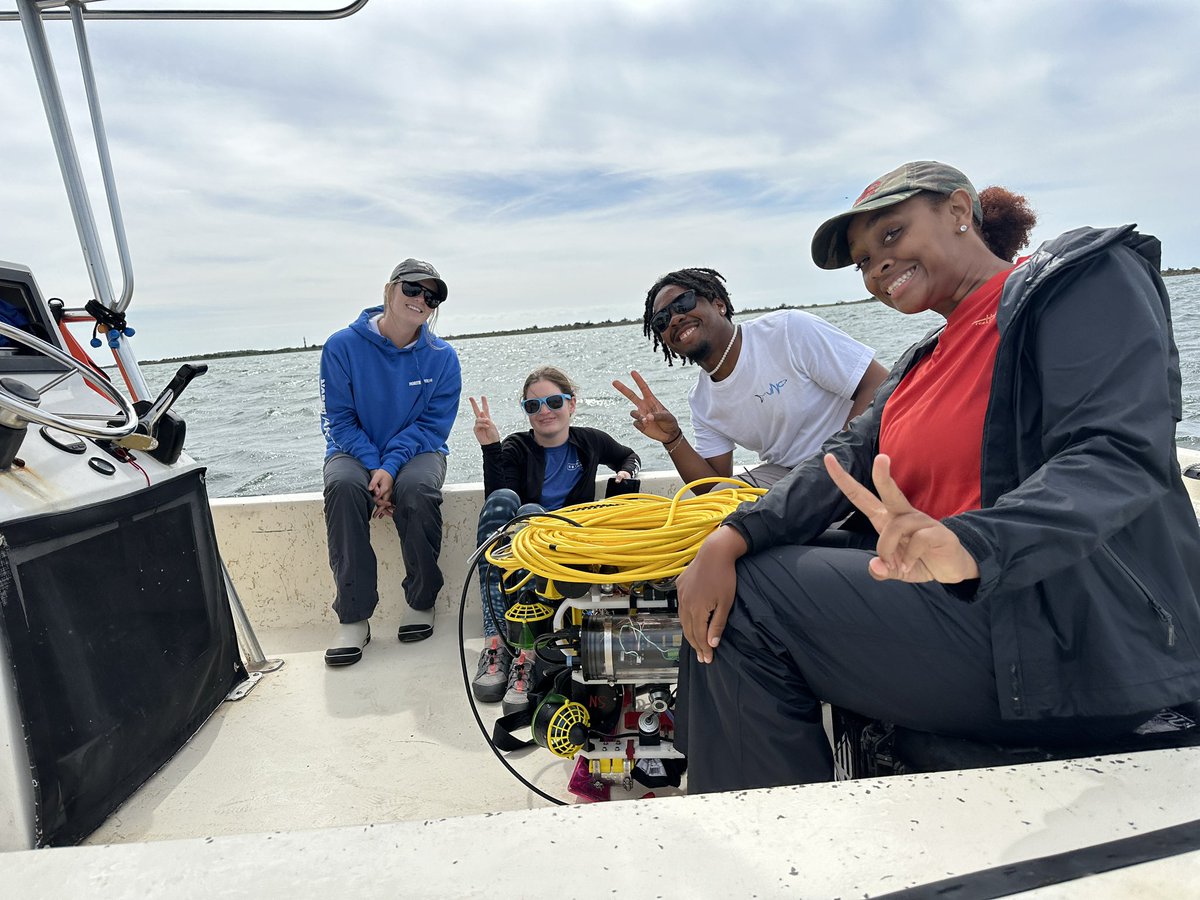 AlexisLongmire_'s tweet image. #Gradschool side quest: went out with a seagrass seed planting #robot (that I got to drive 😎) and CNN 

The robot was made by a non-profit, ReefGen, who is hoping to help with the #seagrass 🌱 restoration our lab does