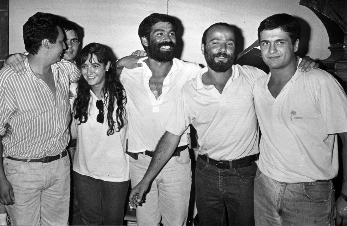 Chau estimado Negro Trejo ( de Pringles ). Marzo de 1989, festejando una interna de la Juventud Radical Bahía Blanca <a href="/JRBahiaBlanca/">Juventud Radical Bahía Blanca</a> . En la foto acompañado por Ferch , Virginia Linares <a href="/LinaresVirginia/">Virginia Linares</a> , Carlos Fabaro <a href="/carlosfabaro/">Carlos Fabaro</a> y Facundo Arnaudo <a href="/FacundoArnaudo/">Facundo Arnaudo</a>