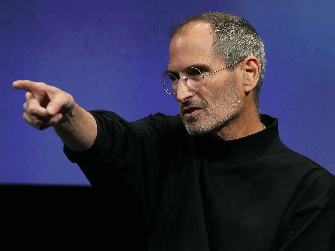 In 1997, Steve Jobs fired 4100 people, cut 70% of products, and simplified to 4 items on a 2x2 matrix.

Everyone thought Apple was doomed. But this was the turnaround of the century.

Every entrepreneur needs to understand why it worked &amp; how Steve saved Apple from bankruptcy 🧵: