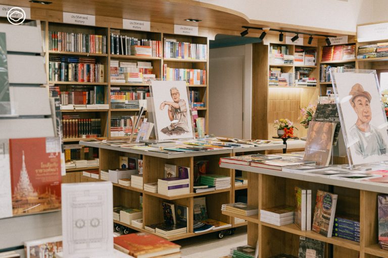 readthecloud's tweet photo. หากคุณคือคนที่รักบรรยากาศร้านหนังสือ คอลัมน์ #ShareLocation ขอพาเพื่อนนักอ่านไป #ร้านหนังสือริมขอบฟ้า คุยกับ อมร ทองธิว เจ้าของร้าน เล่าเรื่องการเดินทางของร้านหนังสือที่คำนึงถึงผู้ใช้งานทุกคน และตั้งใจให้เป็นศูนย์รวมกิจกรรมต่าง ๆ #TheCloud
https://t.co/crLRgPaEFx https://t.co/bZ7Aou3OSw