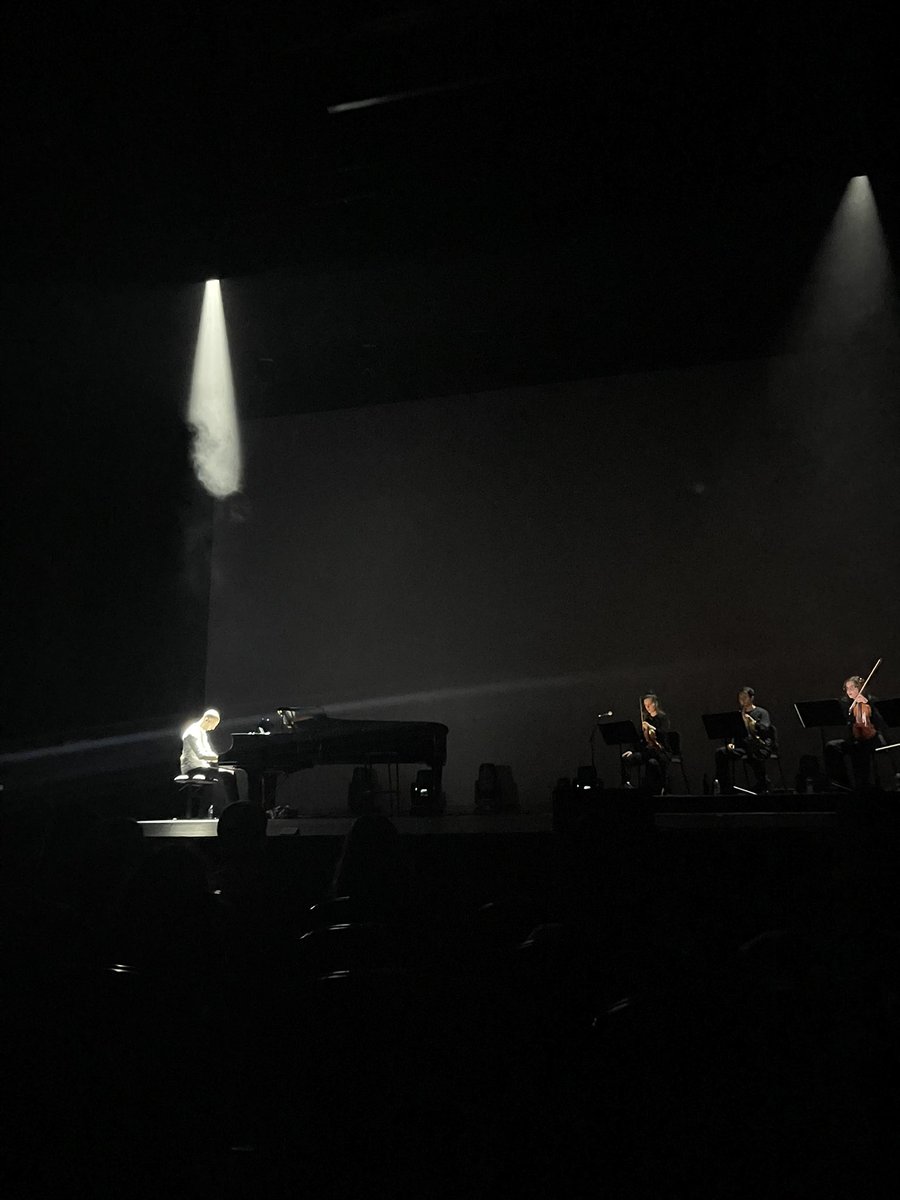 AsmaKL's tweet image. À l’heure où le mélange est politique, #Proses réunit #hiphop et musique de chambre : piano, quatuor à cordes, beats, voix de deux jeunes rappeuses prometteuses 🔥 Et ça et là, des sonorités samba, des références pop, un réarrangement de Kendrick Lamar…👏