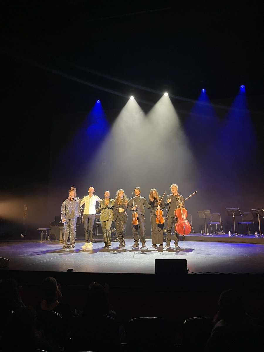 AsmaKL's tweet image. À l’heure où le mélange est politique, #Proses réunit #hiphop et musique de chambre : piano, quatuor à cordes, beats, voix de deux jeunes rappeuses prometteuses 🔥 Et ça et là, des sonorités samba, des références pop, un réarrangement de Kendrick Lamar…👏