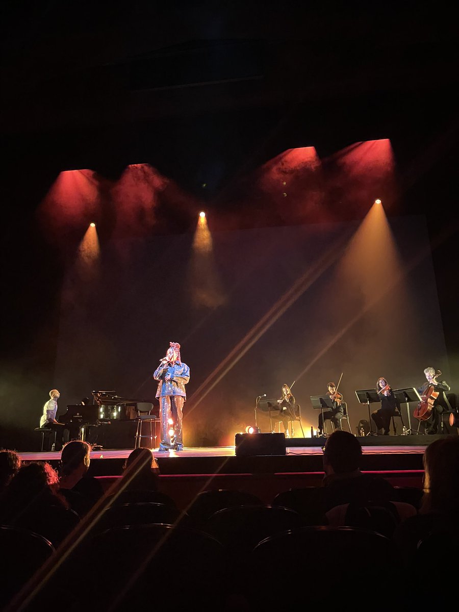 AsmaKL's tweet image. À l’heure où le mélange est politique, #Proses réunit #hiphop et musique de chambre : piano, quatuor à cordes, beats, voix de deux jeunes rappeuses prometteuses 🔥 Et ça et là, des sonorités samba, des références pop, un réarrangement de Kendrick Lamar…👏