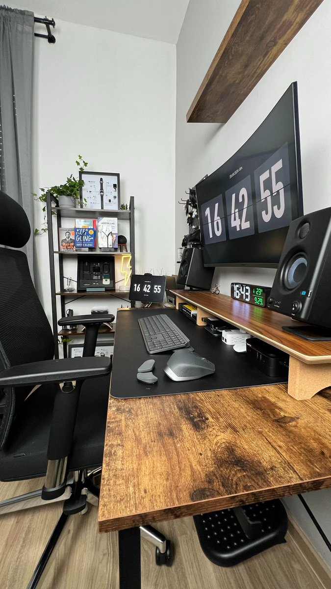 oumarb's tweet image. Clean and simple setup. Ready for the day.

📸 Share
💾 Save

Follow @bluhtech for more setups

✁ - - - - - - - - - - - - - - - - - - - - - - - - - -

#CleanDesk #MinimalSetup #TechSetup #Productivity