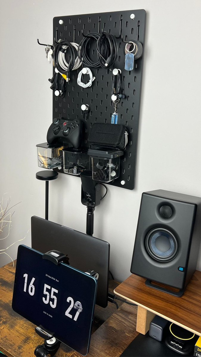 oumarb's tweet image. Clean and simple setup. Ready for the day.

📸 Share
💾 Save

Follow @bluhtech for more setups

✁ - - - - - - - - - - - - - - - - - - - - - - - - - -

#CleanDesk #MinimalSetup #TechSetup #Productivity