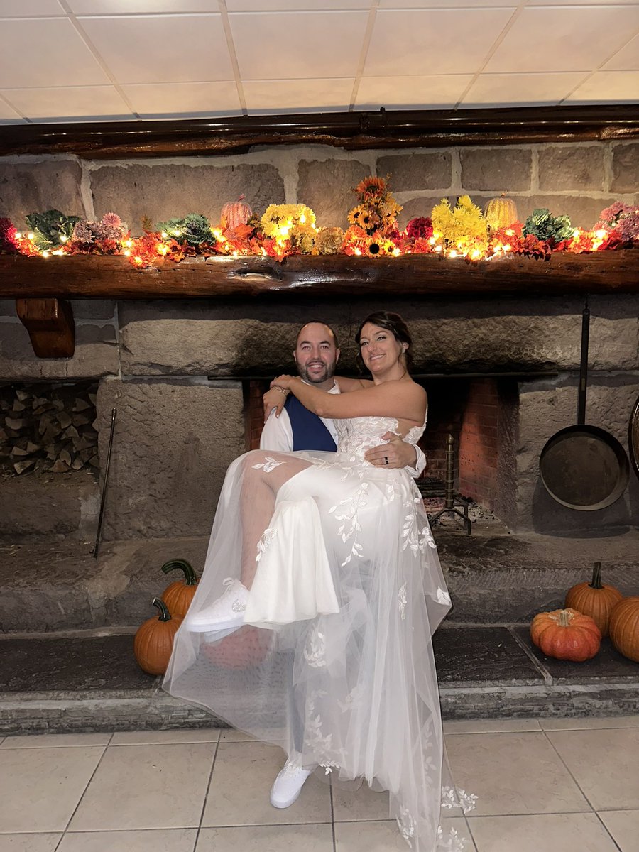 CS_Pxp's tweet image. May I introduce to you the newly married couple…Mr. & Mrs. Saunders ladies and gentlemen. ❤️💙
