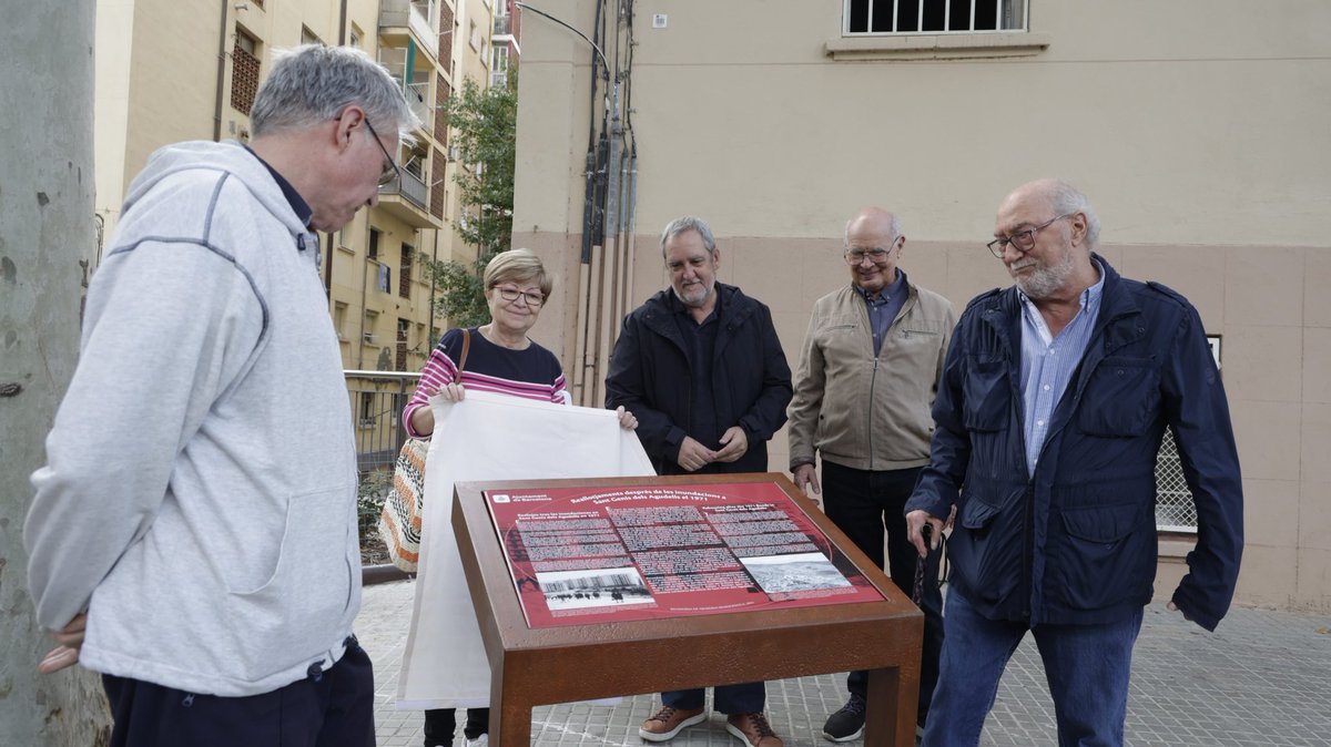 PSC_HG's tweet photo. Ahir es va inaugurar el faristol en memòria de les inundacions de 1971 al barri de Sant Genís dels Agudells. 

El plujós 5 de desembre d'aquell any moltes famílies van haver de ser reallotjades. Que la memòria del barri perduri sempre! https://t.co/fCF8SpuEnH