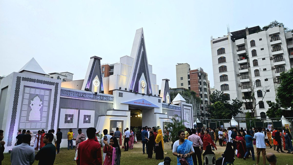 BerndSpanier's tweet image. Soaking up the atmosphere at Durga Purja in Banani #Dhaka #HinduFestival