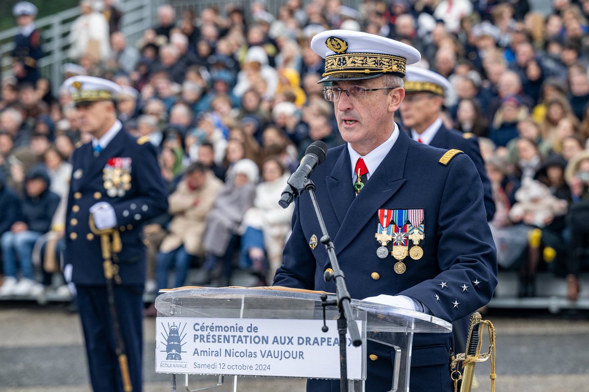Les élèves-officiers de l’<a href="/Ecole_navale/">École navale</a> ont été présentés aux Drapeaux. Librement, ils ont choisi de servir. Servir la France, servir en mer, en tant que chefs. Ils sont les bâtisseurs du futur de la Marine. Je compte sur eux.