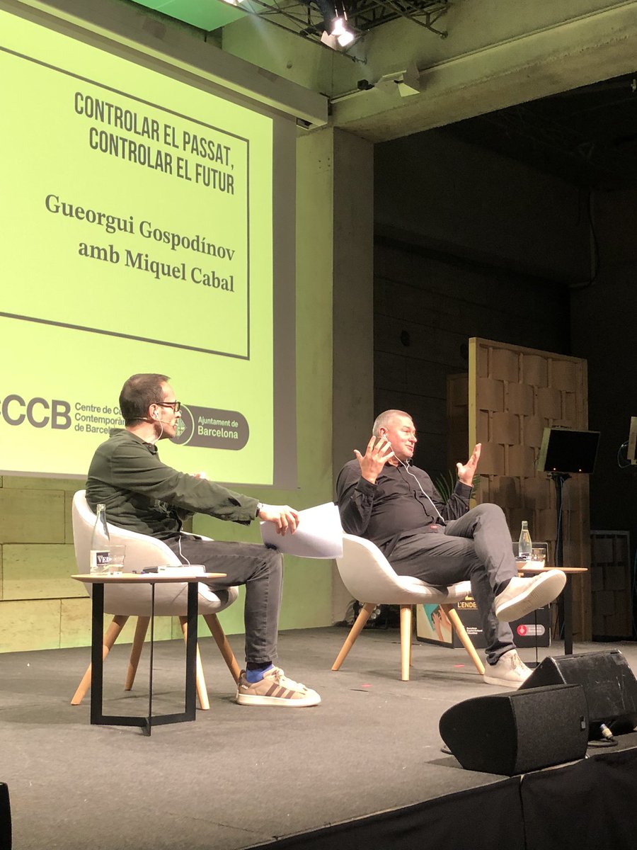 BeaSilva9's tweet photo. Quan el futur no representa un refugi, intentem buscar-lo en el passat, en una pàtria imaginària que alimenta els nacionalismes i l'extrema dreta. @Gospodinov68 parla de la nostàlgia i de com el que no ens ha passat, pot ser més mobilitzador (i perillós).
#BiennaldePensament https://t.co/3wrw8xgGO1