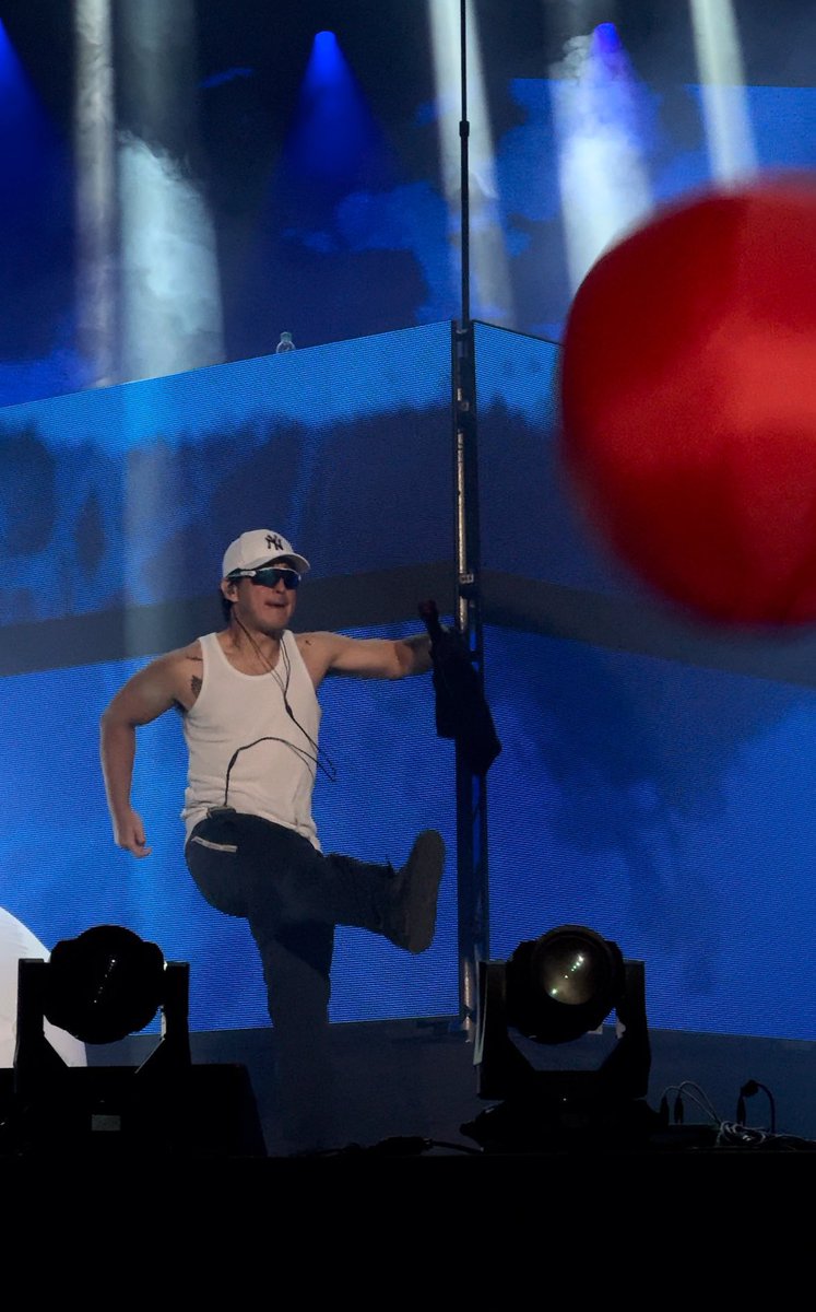 Joji on stage tonight at #SlowLifeSlowLive in Seoul! (via @littlekittyjun)