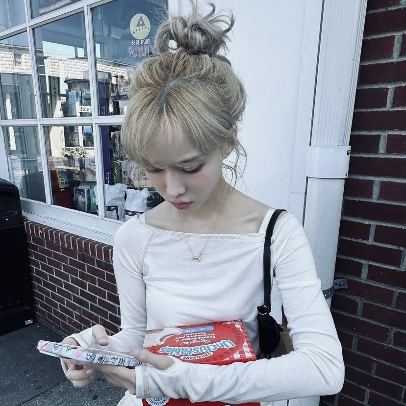 ㅤㅤㅤㅤㅤㅤ
       
       INSTAGRAM UPDATE :
       YOURANYA__

       One FINE day. 
       📸😏  

       ㅤㅤㅤ