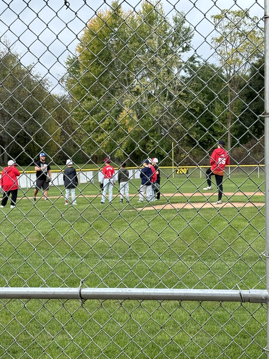 Roger1stCFalls's tweet photo. Pitching fundamentals 10u
A former standout pitcher
with ICE BASEBALL
#DLake16
is giving some pointers
Someday Jacks buddies will see him win his Cy Young and say
“I know that guy he used to give us pointers in little league when he was in high school”
#DLake16
#Bulldog55 https://t.co/VlrrKSCe3u