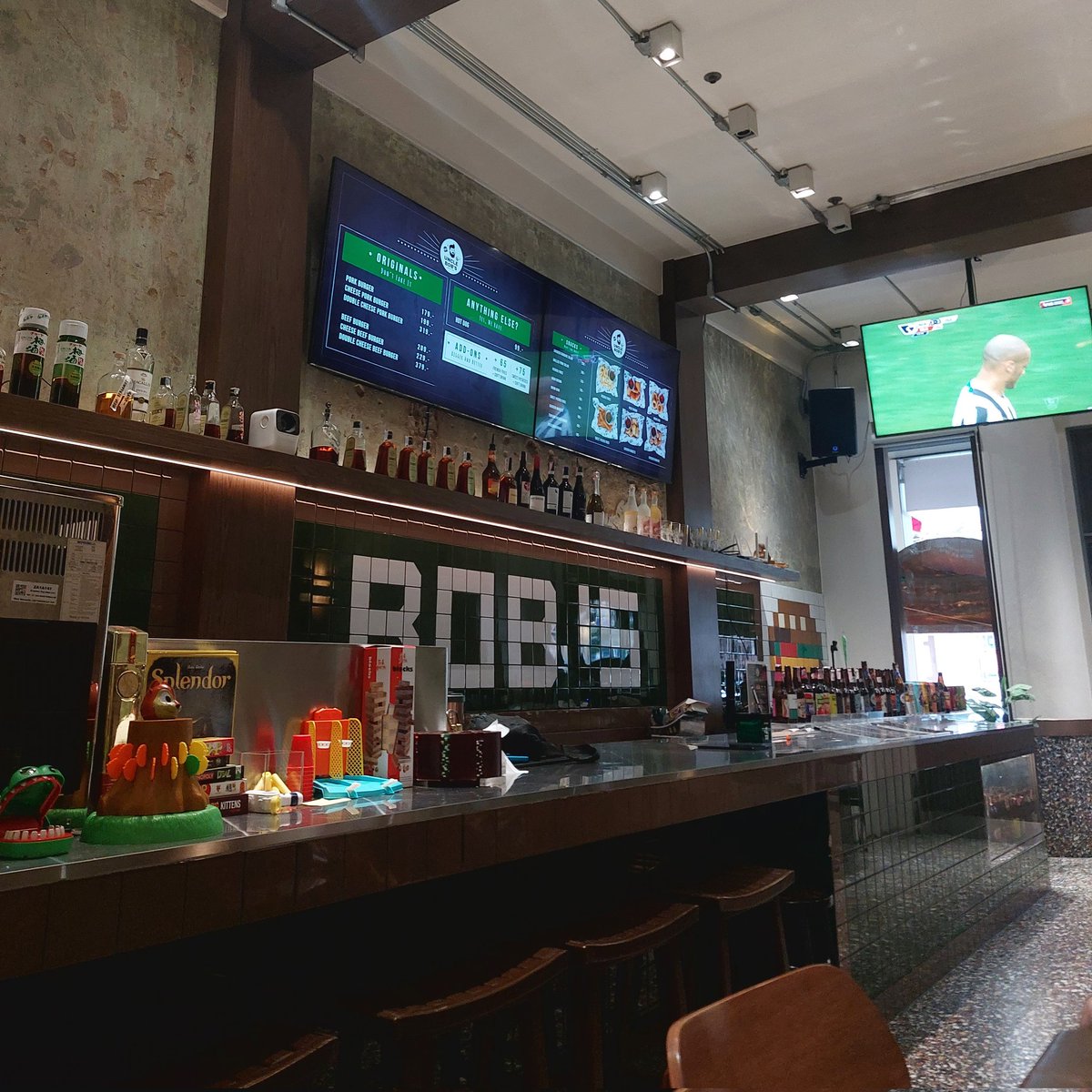 Try burger at Uncle Bob, หัวลำโพง.
Chill vibe

Burger Game Alcohol!