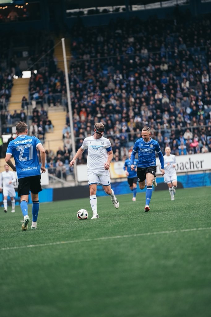 arminia's tweet image. Halbzeit Eins ist durch! 
Es steht 3:3 zur Pause! ⏸️🤩