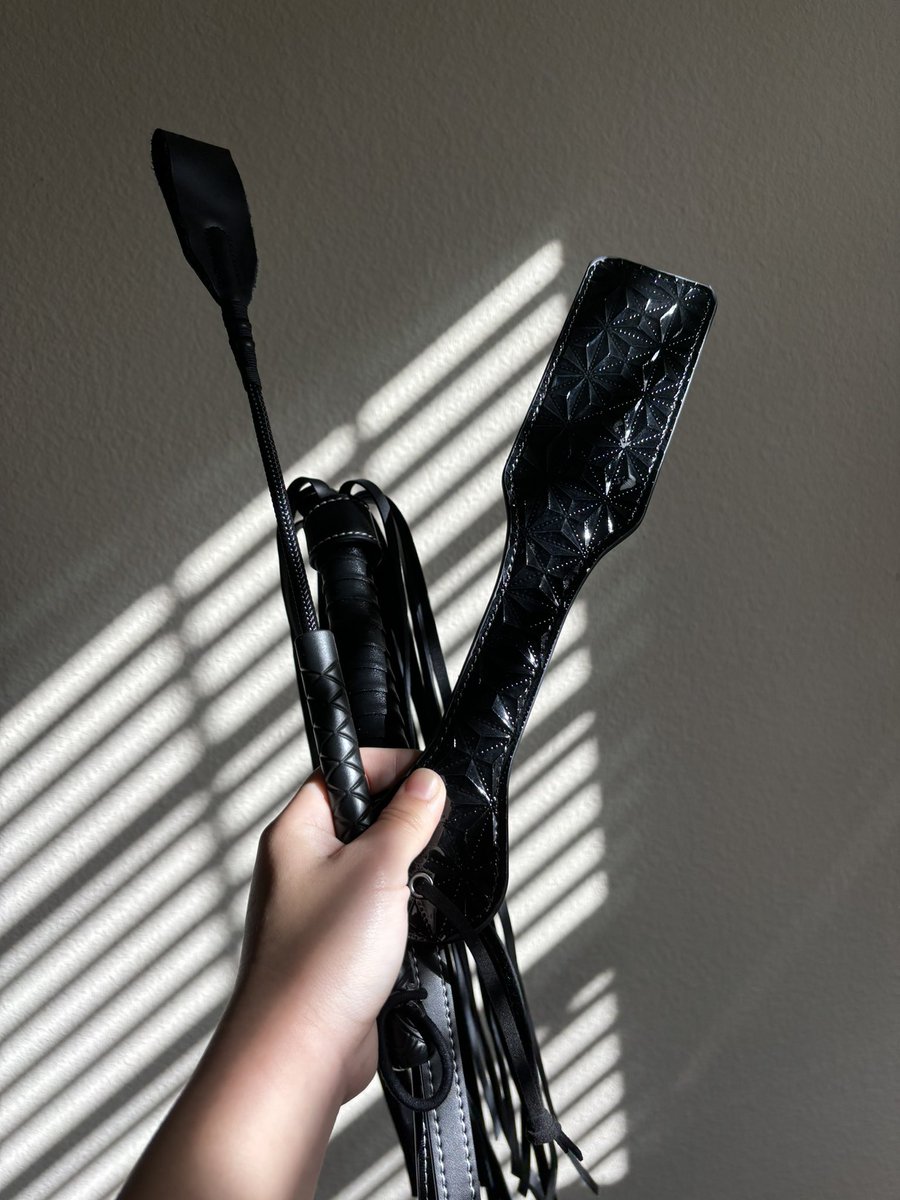 雖然不是很特別的 paddle，但是想記錄一下。很意外做到一半 E 突然拿出來打我，我超級喜歡的嗚嗚（我之前不知道有什麼錯覺以為他很香草⋯⋯

從去年夏天就開始對身邊的人出櫃，但常常需要幫對方科普什麼是 BDSM，然後他們通常第一反應就是「啊是像格雷裡演的那樣嗎？」

還是有點難過qq 我們不一樣啦