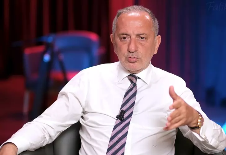 ajans_muhbir's tweet photo. Fatih Altaylı: "Cumhurbaşkanımız son iki ay içinde iki ABD seyahati yaptı.

İkisine de 5 uçakla gitti. Tüm bu uçaklarla giden yüzlerce kişi, New York’un en pahalı oteli Peninsula’da, oraya sığmayanlar ise başka pahalı otellerde kaldılar. 

Siz tüm bunlar bedava mı zannediyorsunuz! İtibar öyle ucuz bir şey değildir. Sakın bana 'Bu yeni vergiler Savunma Sanayii’ne gidecek' falan denmesin. Vallahi kavga çıkarırım."