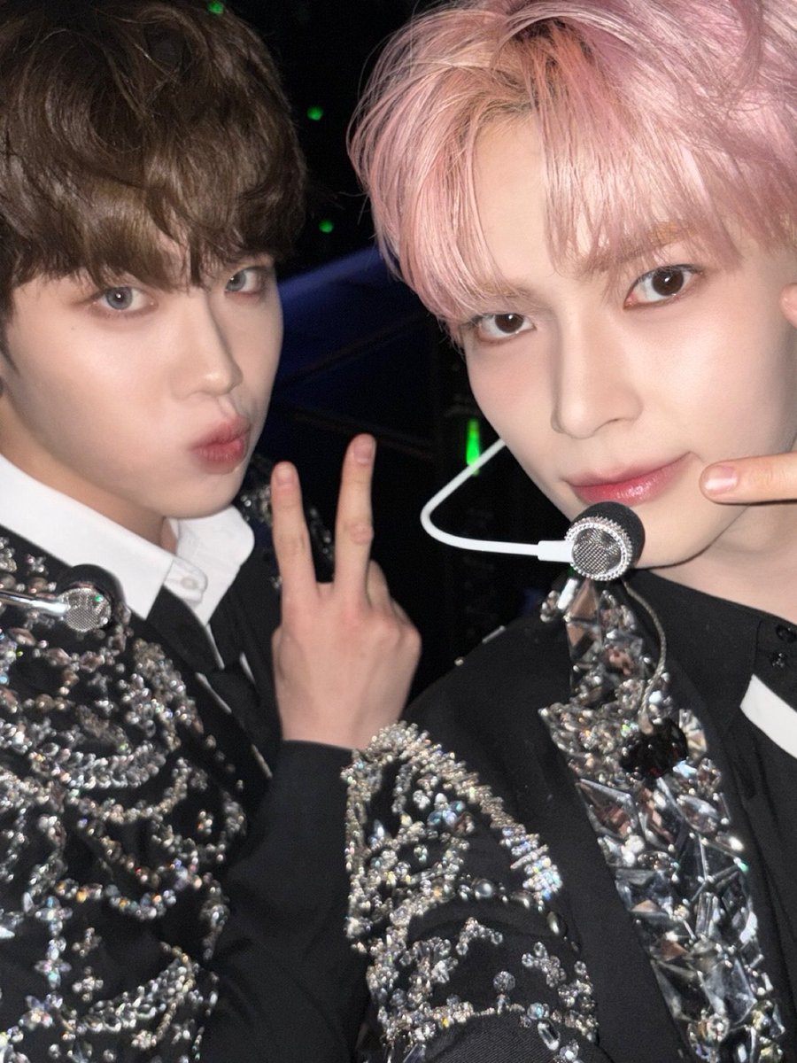 태래가 드디어 천안즈 셀카를 줬어...
힘든걸 해냈구나