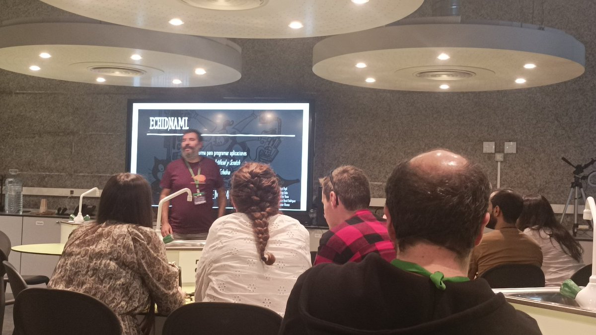EchidnaSTEAM's tweet photo. Comienza de @juandalibaba en la @OSHWDem :

#EchidnaML , la herramienta que combina Programación con Scratch, Robótica con placas Echidna y Machine Learning con @_learningml_ 

😸+🦔+ 🧞‍♂️=❤️ https://t.co/nMpk6yVZkT