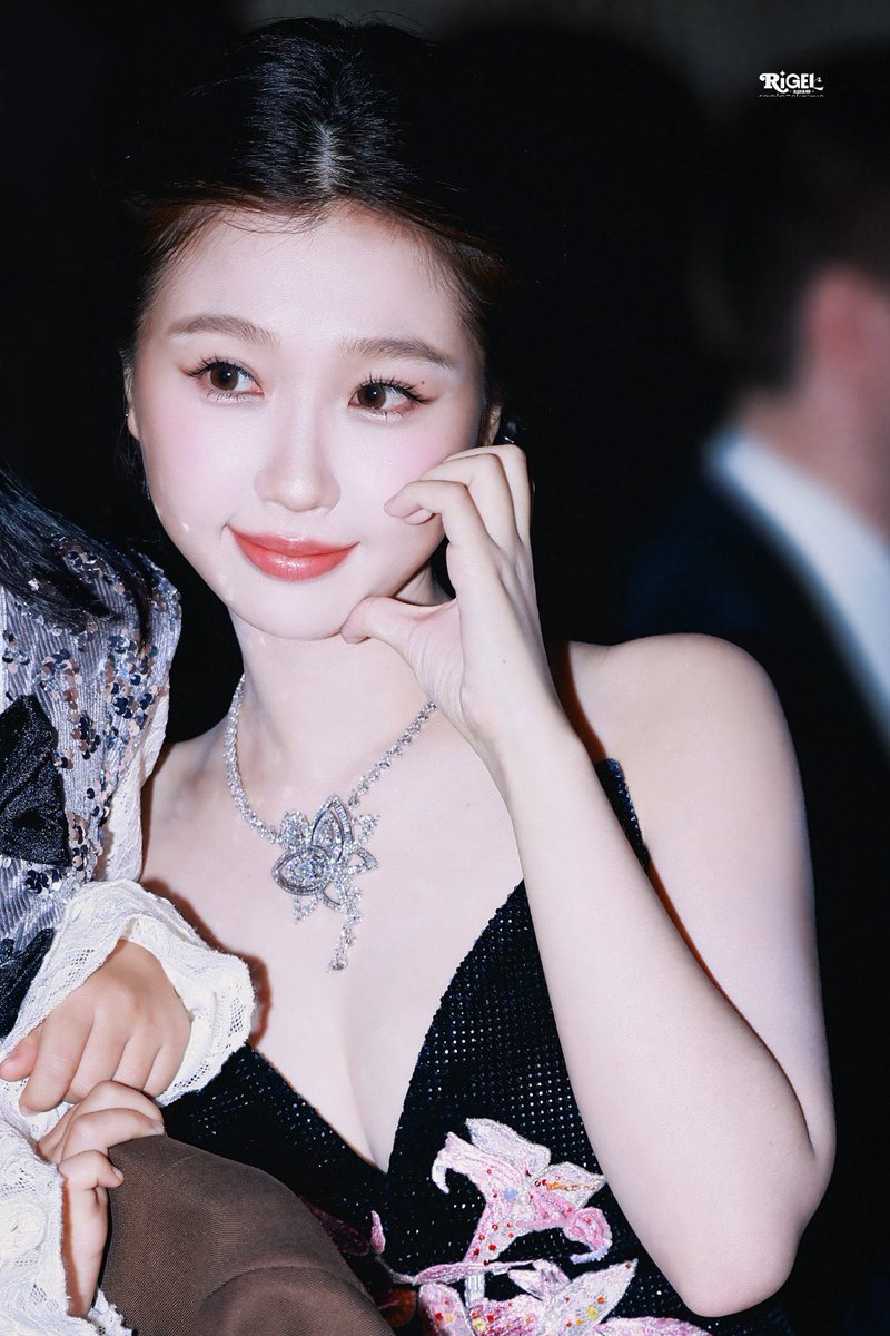 241012 ©•Rigel·参宿七丨虞书欣 Weibo

Caption: บรรยากาศการสังสรรค์ที่ครึกครื้น

#DeBeers
#อวี๋ซูซิน #EstherYu​​​ #YuShuXin #虞书欣