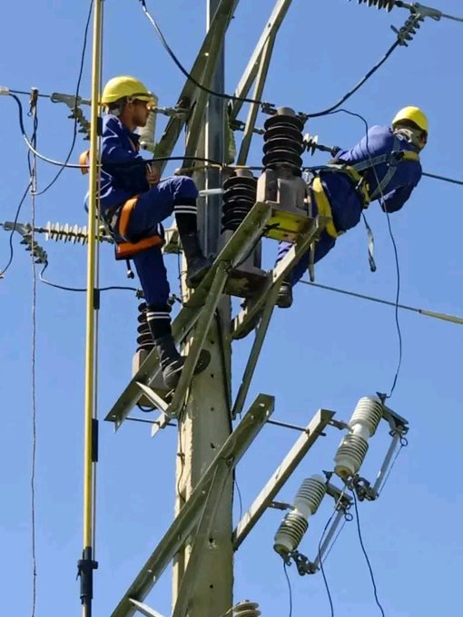 NorbelisInfante's tweet photo. #GenteQueSuma #JuntosPodemosMás #loquenosUNEcompromiso
Nuestros linieros ejecutan acciones de mantenimiento en las líneas para disminuir las interrupciones, a pesar de las dificultades por la carencia de recursos, a causa de un #Boqueo que nos limita y daña. #MejorSinBoqueo https://t.co/Dh7QgFCRdU