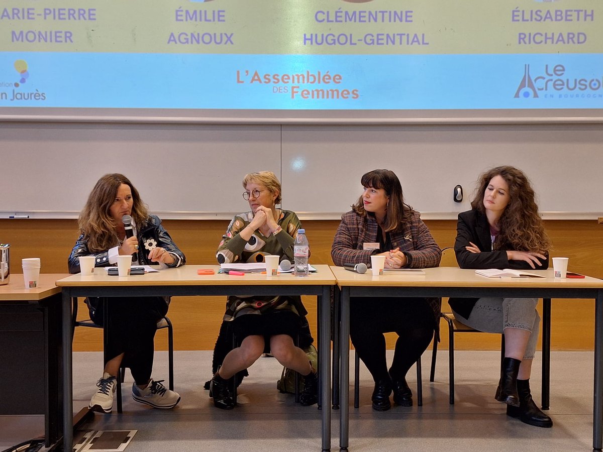 Assemblée des Femmes (@assembleefemmes) on Twitter photo C'est parti pour la 3e table ronde. "Femmes des petites villes et femmes des campagnes."
Animée par <a href="/elisabeth_rchrd/">Elisabeth Richard</a>.
Avec <a href="/EmilieAgnoux/">Agnoux Emilie</a> <a href="/HugolGential_Cl/">Clémentine Hugol-Gential</a> et <a href="/MP_Monier/">Marie-Pierre Monier</a>
#UniversiteFeministe C'est parti pour la 3e table ronde. "Femmes des petites villes et femmes des campagnes."
Animée par <a href="/elisabeth_rchrd/">Elisabeth Richard</a>.
Avec <a href="/EmilieAgnoux/">Agnoux Emilie</a> <a href="/HugolGential_Cl/">Clémentine Hugol-Gential</a> et <a href="/MP_Monier/">Marie-Pierre Monier</a>
#UniversiteFeministe