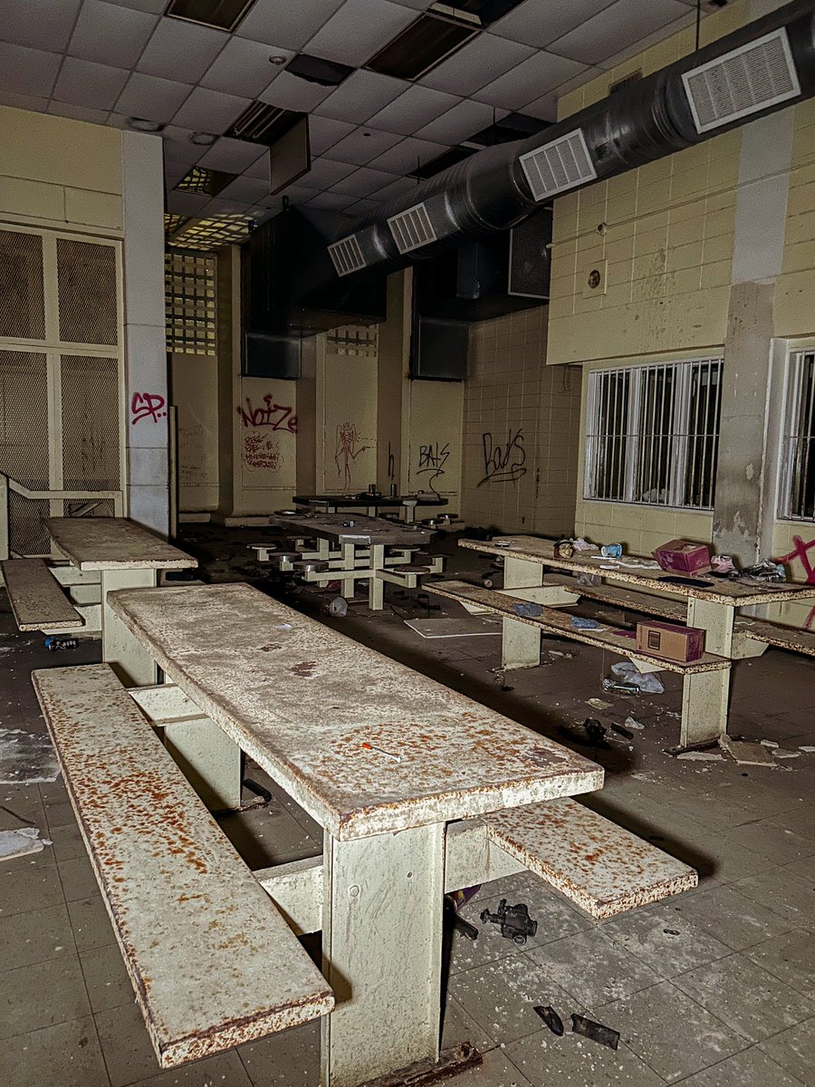 Abandoned prison in New Orleans left to rot after Hurricane Katrina in 2005 

#abandoned #Hurricane #photography