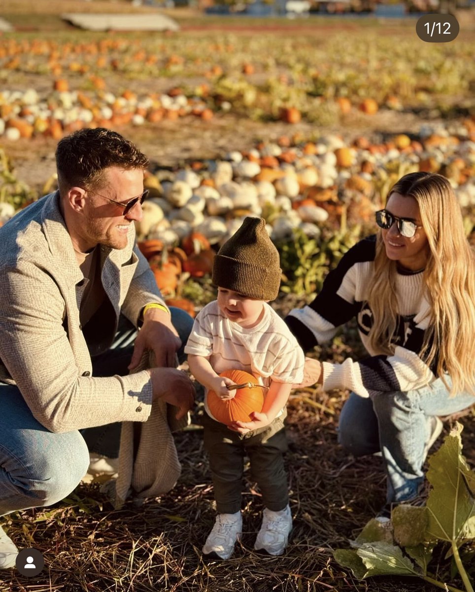 mrwattrp's tweet photo. Pumpkin patch time with our cub 🎃 ⁦@MamaBearKJ23⁩ https://t.co/dCLf1fgSHX