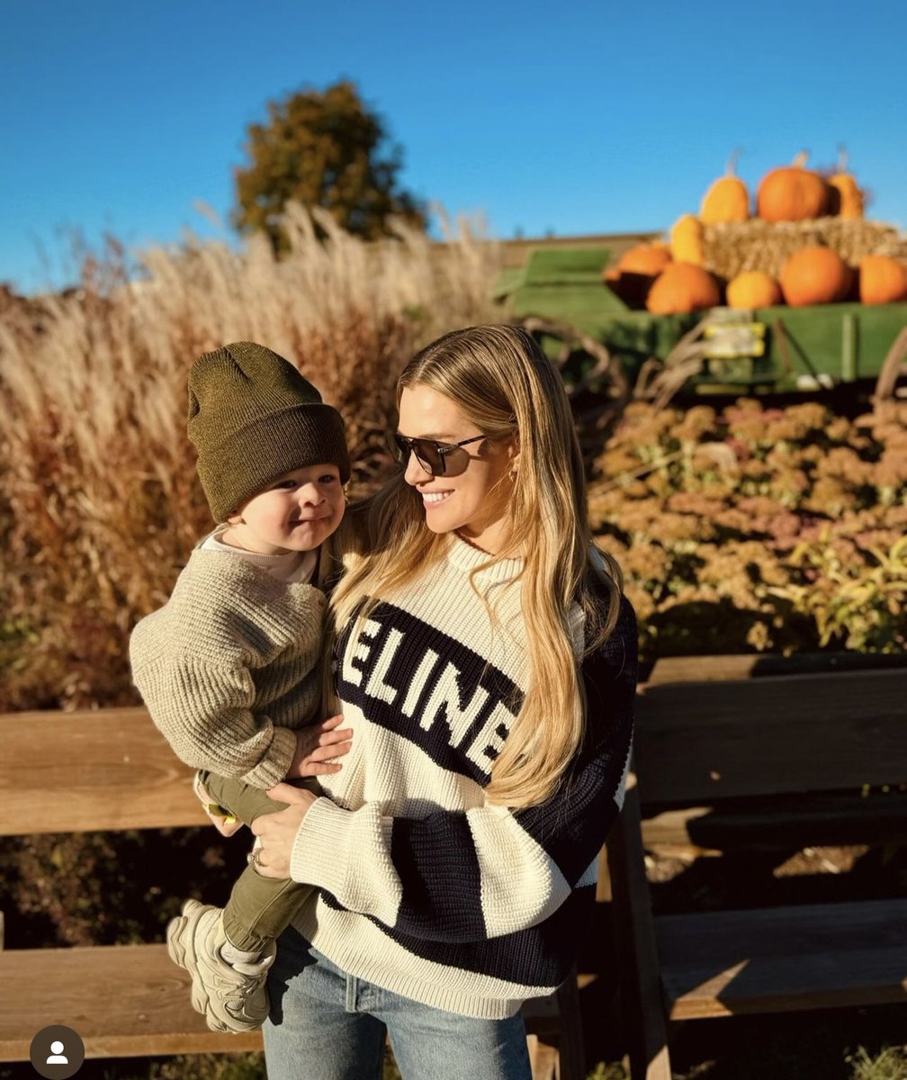 mrwattrp's tweet photo. Pumpkin patch time with our cub 🎃 ⁦@MamaBearKJ23⁩ https://t.co/dCLf1fgSHX