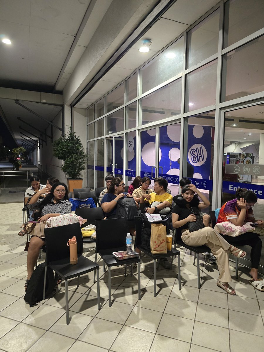 NoLabel6100's tweet photo. As of 11:00 PM we have 15 campers at SM City Bacolod. Negrense Blackjacks, fightingggg!!! ♠️🖤
#2NE1_WELCOMEBACKinManila #2NE1_WELCOMEBACK https://t.co/QwCXZKKbGU