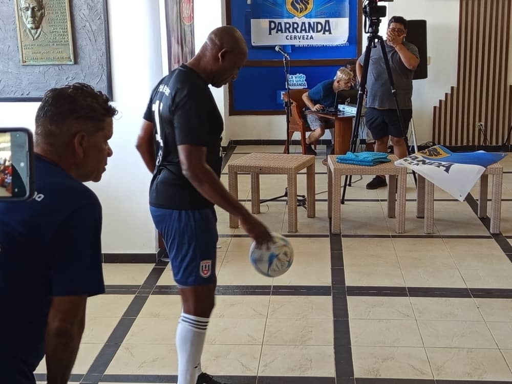 PeriodistaRaul's tweet photo. El multirrecordista mundial y Guinness de dominio del balón intenta en estos momentos batir la marca de más toques en una hora en poder del mexicano Abraham Hernández con 11901. @jit_digital e @InderCuba estarán atentos para informar en detalles.
@GuilleRebelde https://t.co/jQQ421gsZX