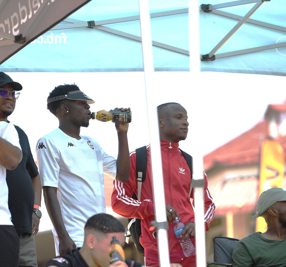 Soccer_Laduma's tweet photo. The fans are getting in on the action with some aQuellé Natural Spring Water.☀️ 💧
#Legendary5Tournament
#SoccerLaduma
#KickOff
#NaturalSpringWater
#aQuellé
@aQuelle https://t.co/apmtk5X5JM