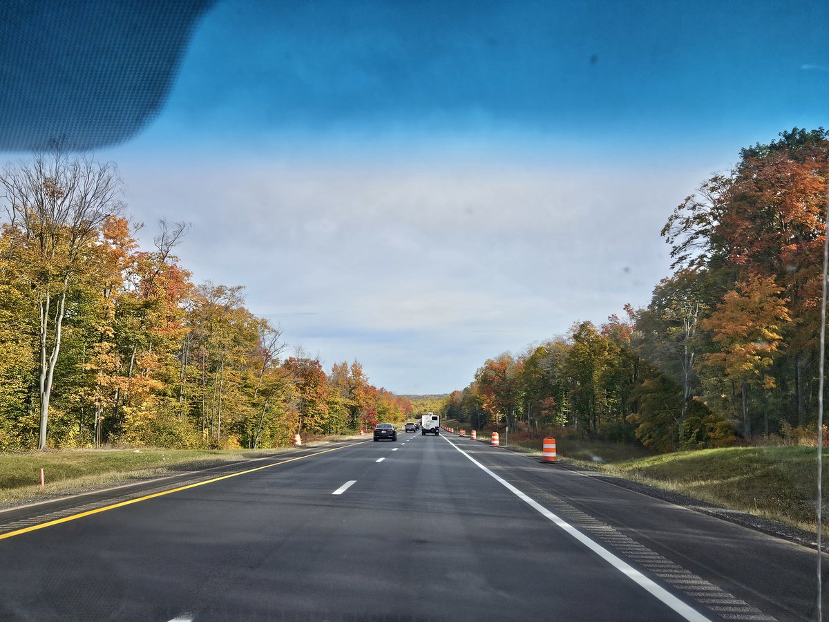 czvnwd's tweet image. Heading north to see some color.
#TunnelOfTrees