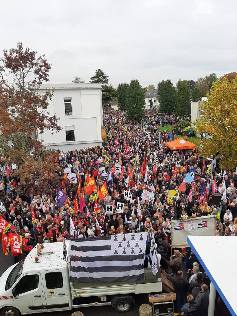 MathildeHignet's tweet photo. De Redon à Carhaix, les bretons sont en lutte pour leurs hôpitaux publics. 

Aujourd’hui, nous étions 10 000 rassemblés devant l’hôpital de #Carhaix. 

Nous restons mobilisés ! https://t.co/t6h1hKHaoS