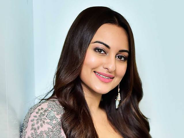 According to sources #SonakshiSinha was originally cast as the migrant worker in #UdtaPunjab, but the makers replaced her with #AliaBhatt despite Abhishek Chaubey(the director) not being happy about it. Sonakshi didn't create drama but was upset.

Years later In an interview,