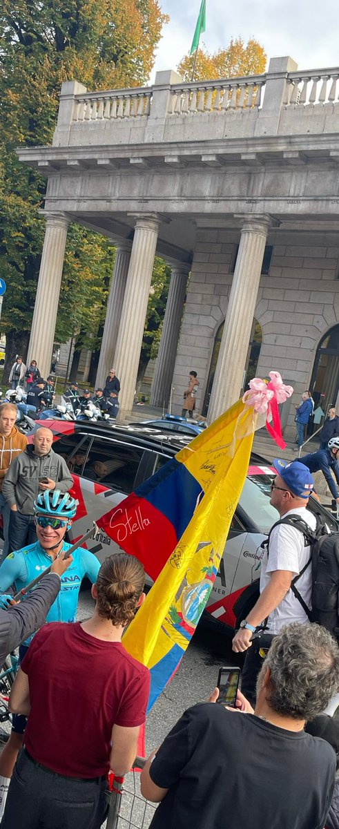 Stella (@aficion593it) on Twitter photo Esta mañana en la salida de <a href="/Il_Lombardia/">Il Lombardia</a> la clásica de las hojas muertas 🍁🍂
Gracias Martín 🫂🦖🇪🇨
<a href="/martinsauri0_/">Martín López</a>
@AstanaQazTeam
#ecuador
#ciclismo
#illombardia Esta mañana en la salida de <a href="/Il_Lombardia/">Il Lombardia</a> la clásica de las hojas muertas 🍁🍂
Gracias Martín 🫂🦖🇪🇨
<a href="/martinsauri0_/">Martín López</a>
@AstanaQazTeam
#ecuador
#ciclismo
#illombardia