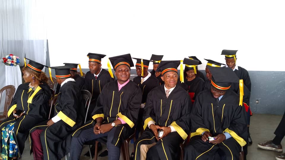 acprdcongo's tweet photo. #RDC : les lauréats de l'Université chrétienne de #Kinshasa (#UCKIN) ont été appelés, samedi, à défendre les valeurs acquises dans cette école, lors de la double cérémonie de collation des grades et de clôture de l'année académique 2023-2024, dans la capitale de la République démocratique du Congo. "Notre mission est de former les leaders chrétiens compétents, engagés, responsables et capables de contribuer au développement de notre société. Ainsi, je vous invite à défendre ces valeurs", a déclaré le professeur Faustin Alipanazanga, recteur.
Découvrez d'autres infos sur notre site https://t.co/tGEWJ2BOoV