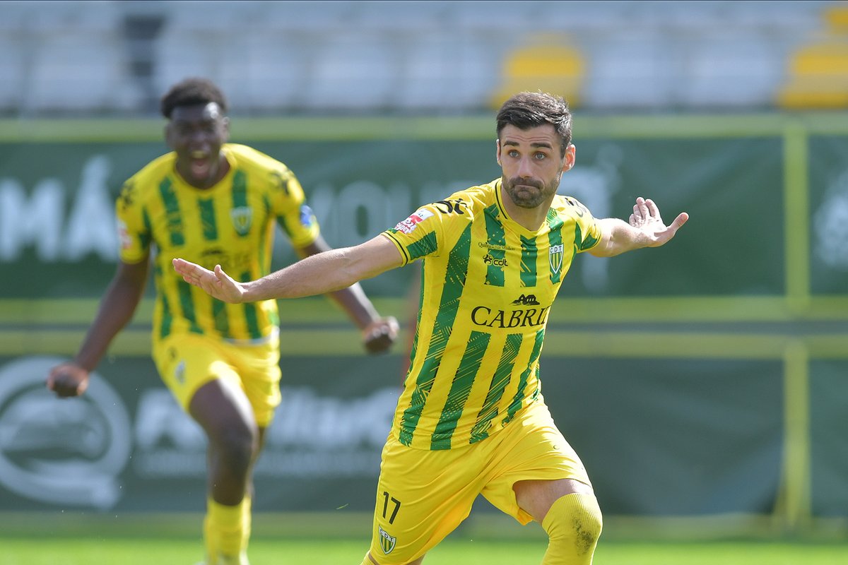 CDTondela1933's tweet photo. E os nervos de 🧊 do ʀᴏʙᴇʀᴛ⚽ deram-nos os 3 pontos ✌️
#PeloTondela #CDTLSC https://t.co/QAaUv6i55U