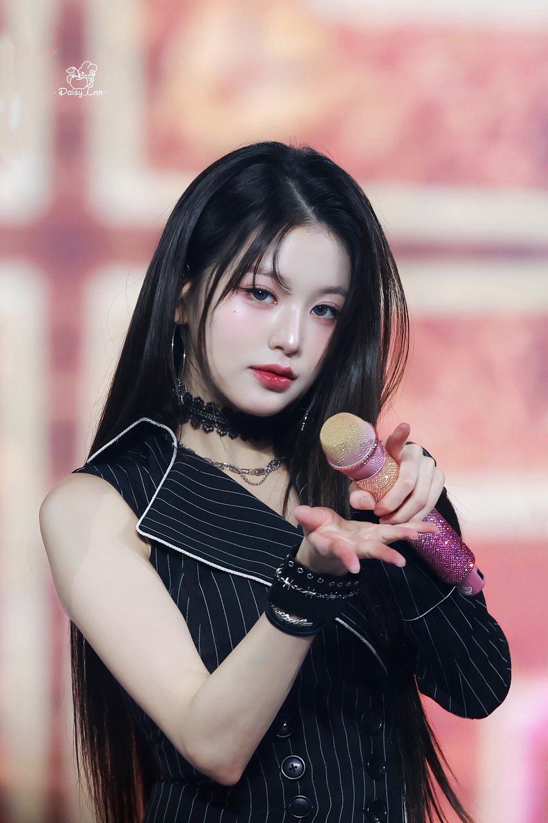 검은색 살벌하게 잘 어울리고 살벌하게 잘생김......