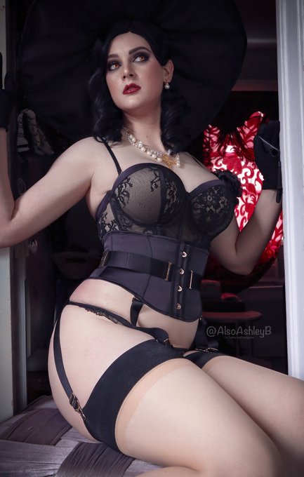 Reuploaded my Lady Dimitrescu to my Fansly today... Nearly forgot how scorching this full set was ? https://t