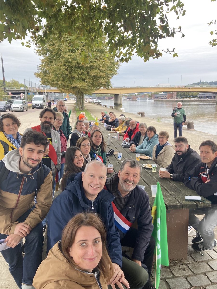 Sous la pluie mais toujours déter pour dire stop au nucléaire cet après-midi à #Rouen ☢️⛔️

Aux côtés de <a href="/marinetondelier/">Marine Tondelier</a>,<a href="/DavidCormand/">David Cormand🌻🇪🇺🌍🌏🌎</a> nos élu-es et nos militant-es ont répondu à l'appel de la <a href="/CoordAntinuk/">Coordination Anti-nucléaire</a> et + de 80 associations
