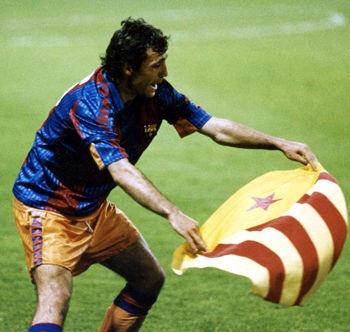 alexsnclmnt's tweet photo. Posar l’escut del Barça en una bandera espanyola demostra un desconeixement brutal dels valors i la història del club, però encara és més greu que no sàpigues que Stoichkov va celebrar la Copa d'Europa de Wembley amb una estelada i que va criticar la violència policial de l'1-O. https://t.co/1Rda2TAski