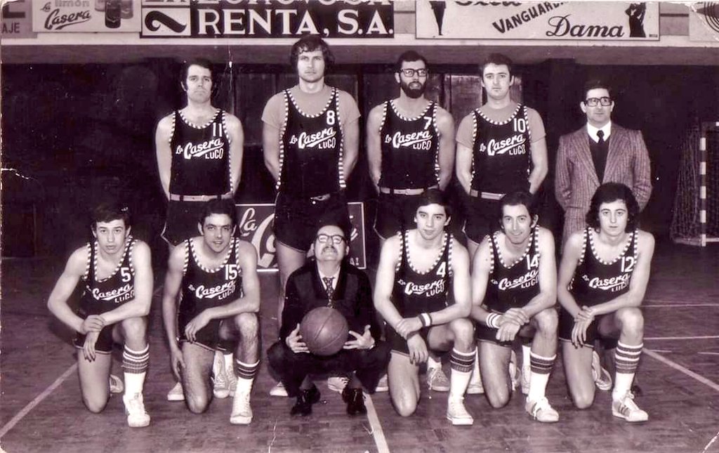 AgrasFernando's tweet photo. Revoltosa &amp; La Casera (gaseosas), Fontecelta (agua), Pepsi  (cola) #historiabaloncestogalego Los 60-70-80 📸 Archivo personal y Fornies. https://t.co/mCVW8WR52F