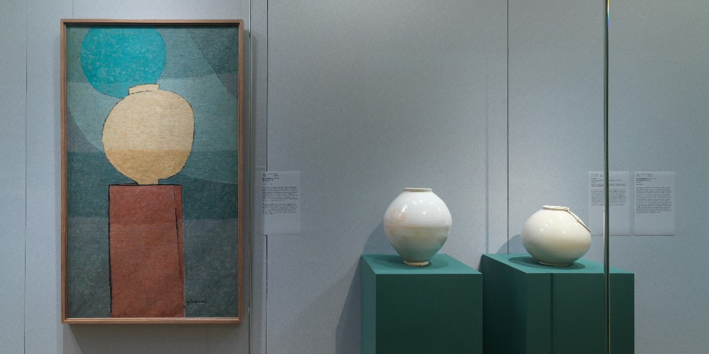 metmuseum's tweet photo. Explore ideas that have resonated across time and bound artists together. 🎨✨ 

LAST CHANCE—Visit "Lineages: Korean Art at The Met" before it closes October 20.
 
From 12th-century celadons to futuristic cyborg sculptures made in the 2000s, the exhibition explores the history of Korean art through the four intertwined themes of lines, people, places, and things.