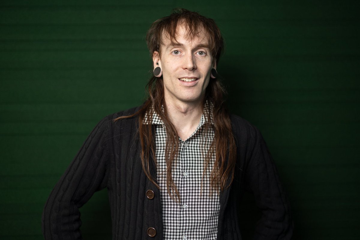 ARDENT4COLLAPSE's tweet photo. they offered free headshots at the office this week! So of course I got mine✨ https://t.co/2E3se5MMaC