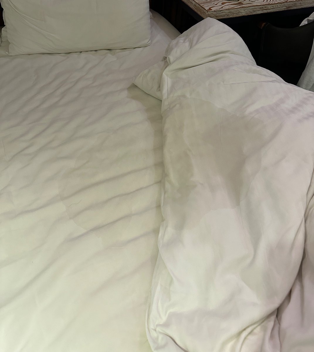 #커플만남 #각방 한 뒤로 각방 어땟냐~등등 상대커플분과 사랑나눈 얘기를 주고받으며, 둘이 달아올라 뜨거운 시간 후 #시오후키 흔적 
여친이 저랑할때도 달아올라 침대를 흠뻑 적셨네요

#초대 #초대남 #초대녀 #오프 #쓰리썸 #갱뱅 #네토 #부커 #부커만남 #시오 #스와핑 #오프녀