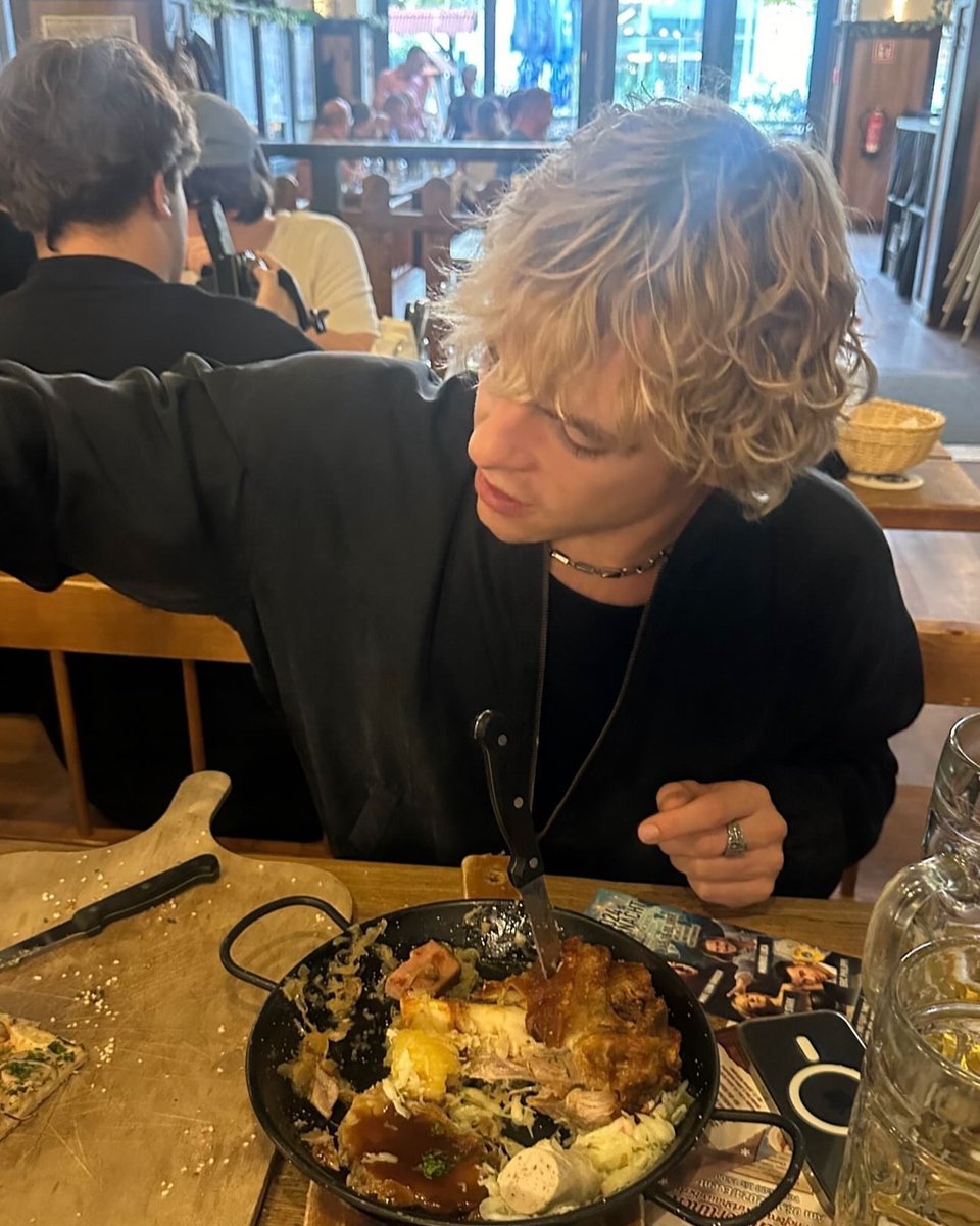DailyRoss's tweet photo. .@RossLynch in Berlin, Germany a few days ago 🇩🇪

(no idea who originally posted) https://t.co/37Z4g7MGAK