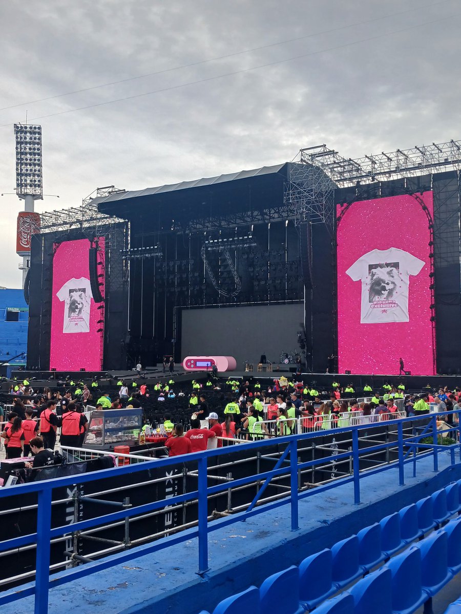 rycftlb ya se encuentra en el estadio para disfrutar de su primer concierto y primer Vélez de Emilia